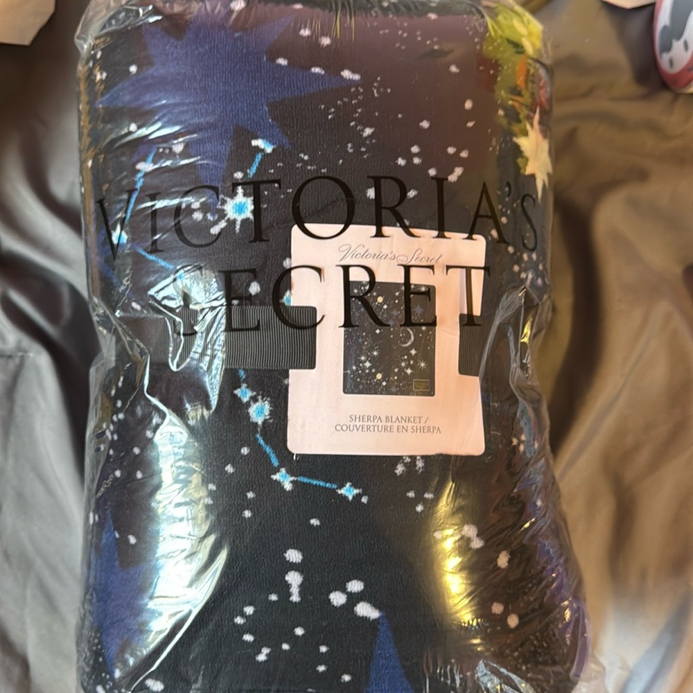 NWT - Victoria Secret Sherpa Blanket . ￼